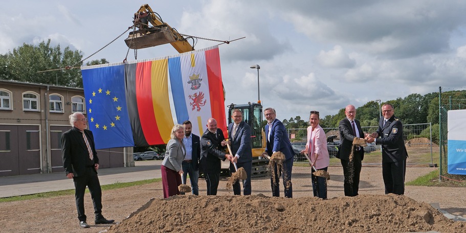 Der erste Spatenstich für den Polizeineubau in Ueckermünde (von links): Baudirektor Jens Rott (SBL NB), Anja Haroske (MHB Architekten), Dolama Alghabra (Projektleiter SBL NB), Andre Stegemann (Revierleiter UEM), Patrick Dahlemann, Dr. Heiko Geue (Minister © 2026 SBL Neubrandenburg