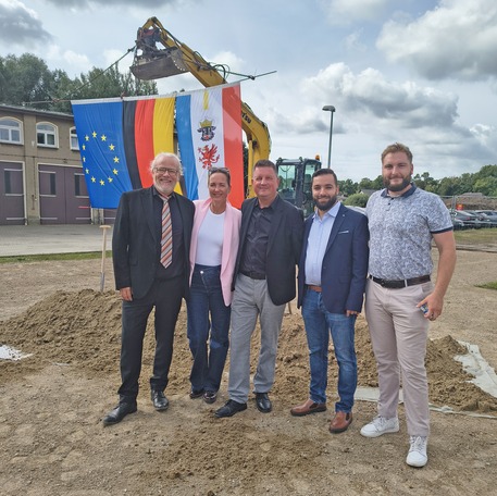 Gemeinsam für das neue Polizeidienstgebäude in Ueckermünde - Ausdruck vertrauensvoller Zusammenarbeit bei der Planung und Umsetzung (von links): Baudirektor Jens Rott (SBL NB), Claudia Rohatzsch (Projektleiterin SBL SN), Frank Meyer (Dezernatsleiter SBL N © 2026 SBL Neubrandenburg