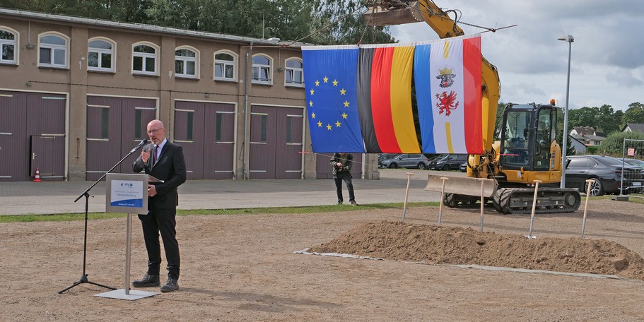 Der Minister für Inneres und Bau des Landes Mecklenburg-Vorpommern Christian Pegel hält in Ueckermünde sein Grußwort. © 2026 SBL Neubrandenburg