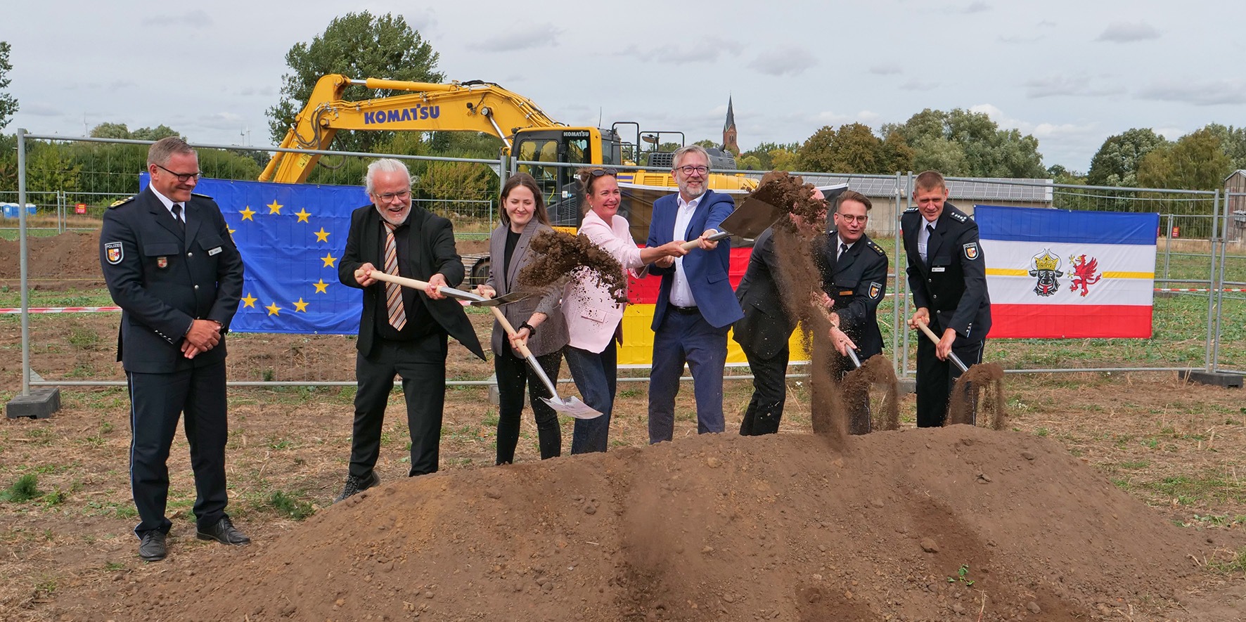 Der erste Spatenstich für den Polizeineubau in Friedland (von links): Lutz Müller (Inspekteur der Polizei), Baudirektor Jens Rott (SBL NB), Helena Sperling (SBL NB), Claudia Rohatzsch (SBL SN), Dr. Heiko Geue (Minister für Finanzen und Digitalisierung des © 2026 SBL Neubrandenburg