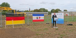 Der Minister für Inneres und Bau des Landes Mecklenburg-Vorpommern Christian Pegel hält für den Neubau in Friedland sein Grußwort. © 2026 SBL Neubrandenburg