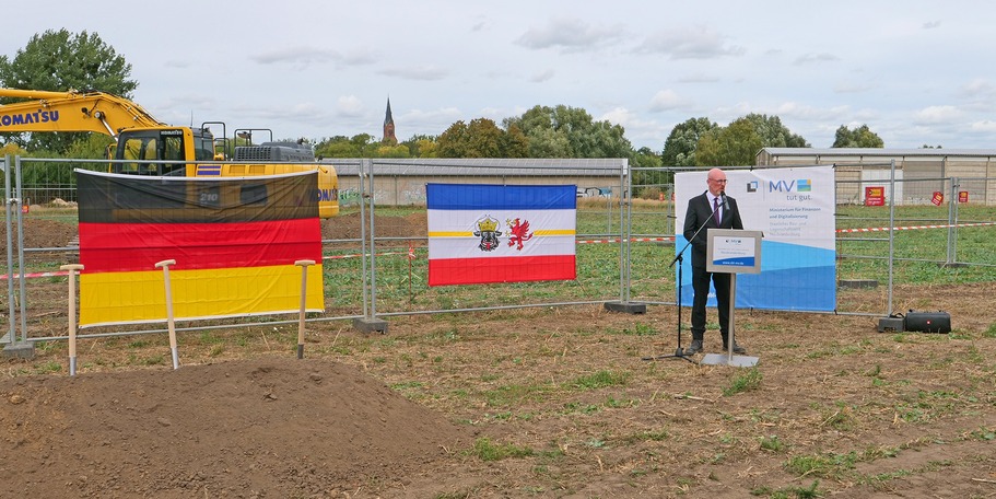 Der Minister für Inneres und Bau des Landes Mecklenburg-Vorpommern Christian Pegel hält für den Neubau in Friedland sein Grußwort. © 2026 SBL Neubrandenburg
