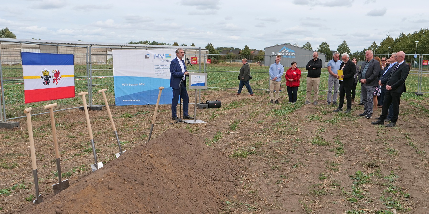 Der Minister für Finanzen und Digitalisierung des Landes Mecklenburg-Vorpommern Dr. Heiko Geue bei seinem Grußwort in Friedland. © 2026 SBL Neubrandenburg