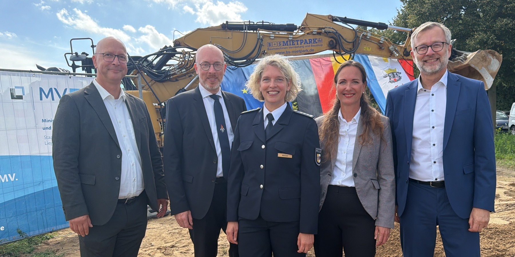 Packen eine Schippe drauf (von links): Dr. Andreas Werner (Leiter des SBL Schwerin), Claudia Rohatzsch (Projektleiterin SBL Schwerin), Dr. Heiko Geue (Minister für Finanzen und Digitalisierung MV), Isabel Wentzel (Leiterin des PHR Bad Doberan) und Christi © 2026 Christian Hoffmann (SBL-MV / Ministerium für Finanzen und Digitalisierung MV)