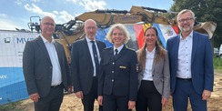 Packen eine Schippe drauf (von links): Dr. Andreas Werner (Leiter des SBL Schwerin), Claudia Rohatzsch (Projektleiterin SBL Schwerin), Dr. Heiko Geue (Minister für Finanzen und Digitalisierung MV), Isabel Wentzel (Leiterin des PHR Bad Doberan) und Christi © 2026 Christian Hoffmann (SBL-MV / Ministerium für Finanzen und Digitalisierung MV)