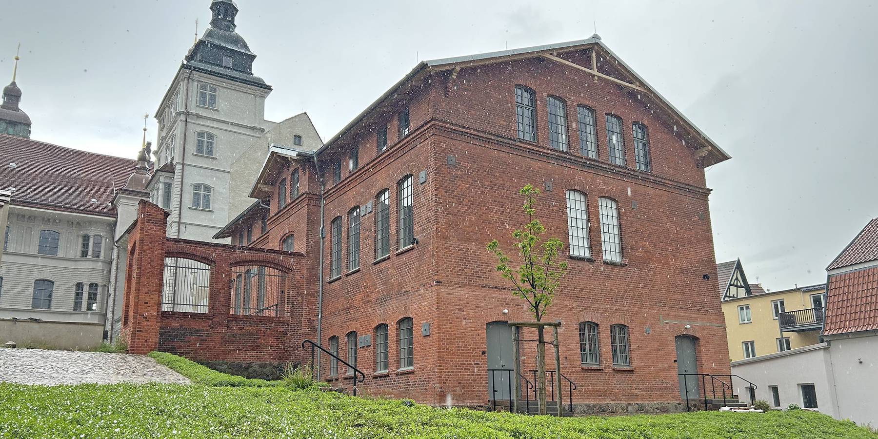 Ansicht mit Schloss im Hintergrund © 2026 SBL Schwerin