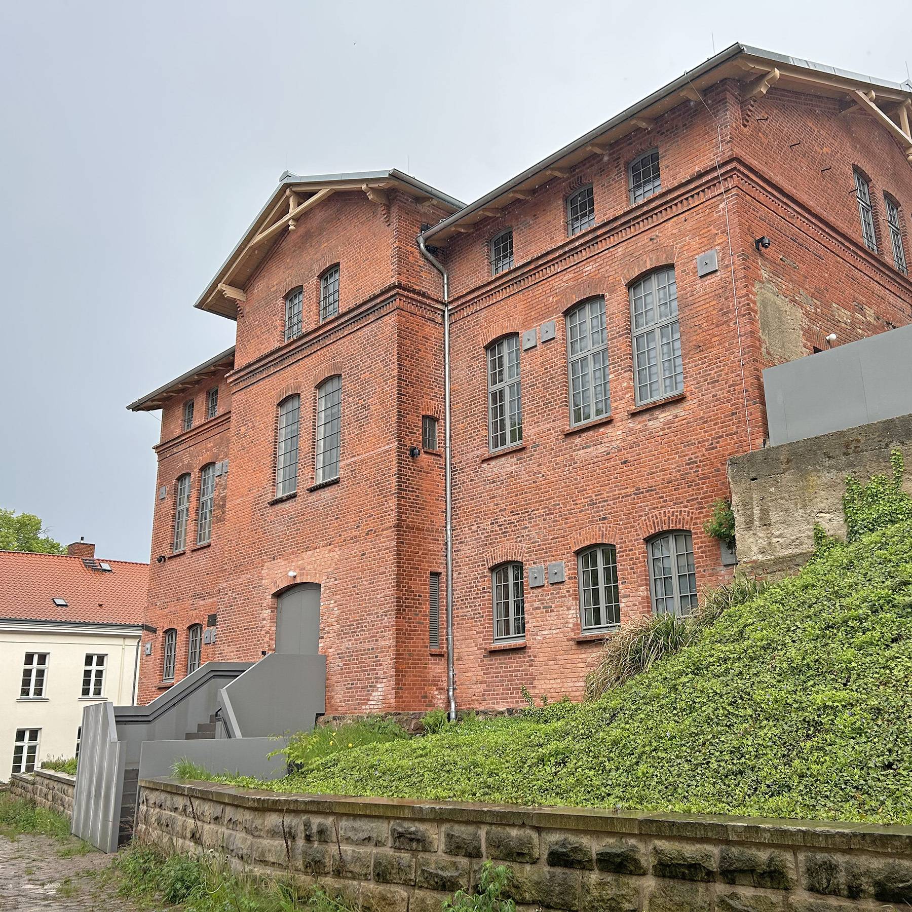 Ansicht auf sanierte Fassade und Mittelrisalit © 2026 SBL Schwerin