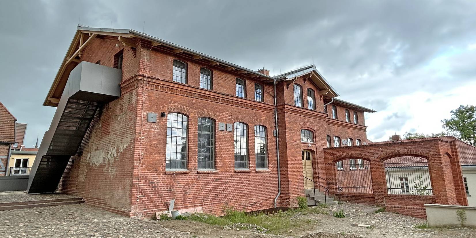 Fassade mit zweitem Rettungsweg © 2026 SBL Schwerin