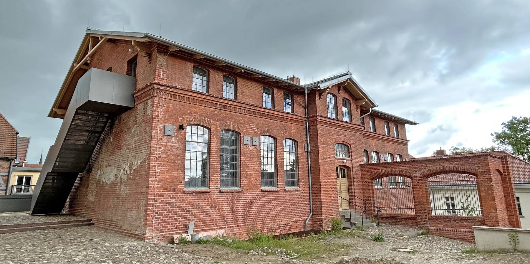 Fassade mit zweitem Rettungsweg © 2026 SBL Schwerin