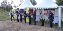 Der symbolische 1. Spatenstich wird vollzogen, v.l.n.r.: Landrat Dr. Stefan Kerth, Staatssekretär Heiko Miraß, Bürgermeister Leon Kräusche, Minister Dr. Heiko Geue, Leiter Polizeirevier Sassnitz Alexander Diekmann, Minister Christian Pegel, Dezernentin SB © 2026 SBL Greifswald