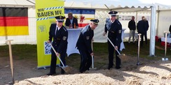 Die Polizei als Team des zukünftigen Nutzers beim Spatenstich, v.l.n.r.: der Leiter des Polizeireviers Sassnitz Alexander Diekmann, der Leiter der Polizeiinspektion Stralsund Rainer Dittschlag und der stellv. Leiter des Polizeireviers Sassnitz Sven Stürme © 2026 SBL Greifswald