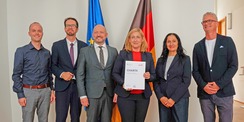 Gemeinsam mit der Staatssekretärin im Bundesministerium für Arbeit und Soziales Lilian Tschan (4. von links) wurde die Charta am 17. September 2026 in Berlin unterzeichnet. © 2026 Leon Fülber, Dortmund