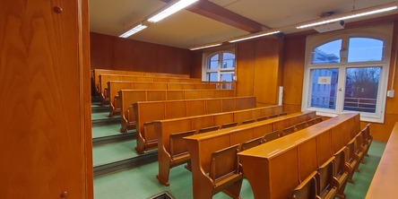 Historischer Hörsaal im Obergeschoss (Bestand) - Der gesamte Innenausbau (Wandpaneele, Bestuhlung, Tafelsysteme, Verschattungen etc.) wird im Zuge der Sanierung fachgerecht demontiert, aufgearbeitet, angepasst und im Erdgeschoss wieder eingebaut. © 2023 SBL Greifswald