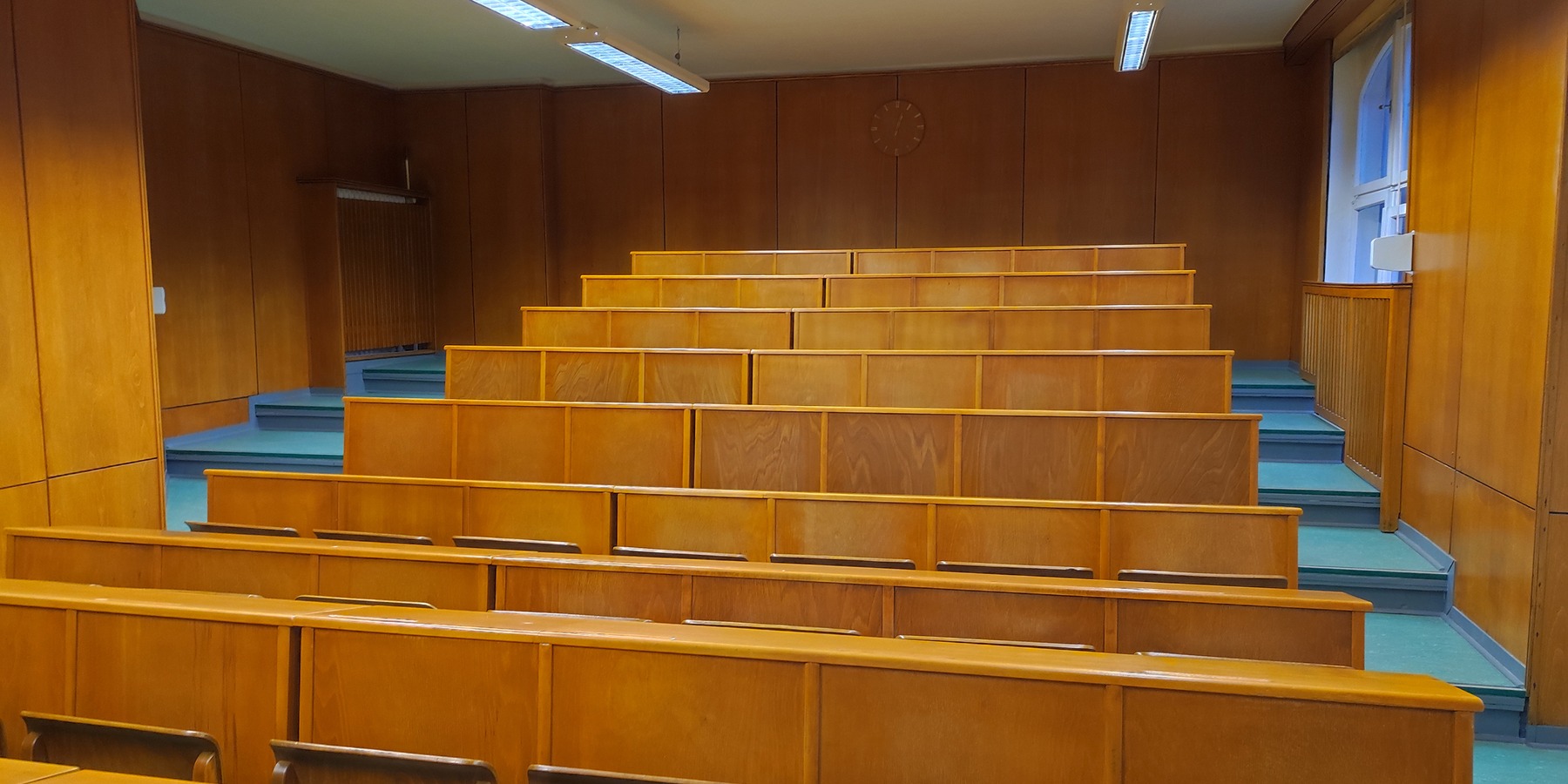 Historischer Hörsaal im Obergeschoss (Bestand) - Der gesamte Innenausbau (Wandpaneele, Bestuhlung, Tafelsysteme, Verschattungen etc.) wird im Zuge der Sanierung fachgerecht demontiert, aufgearbeitet, angepasst und im Erdgeschoss wieder eingebaut. © 2023 SBL Greifswald