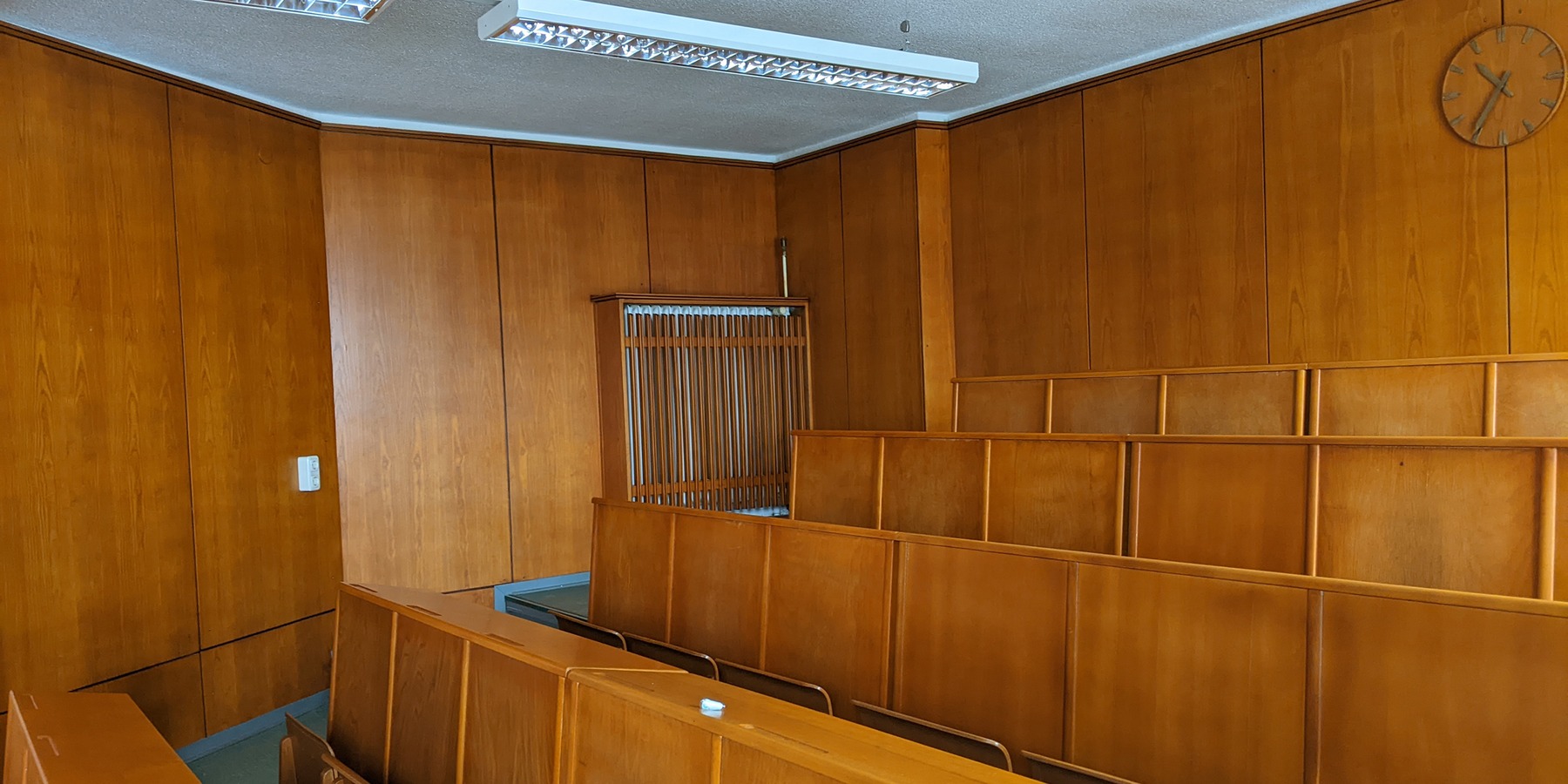 Historischer Hörsaal im Obergeschoss (Bestand) - Der gesamte Innenausbau (Wandpaneele, Bestuhlung, Tafelsysteme, Verschattungen etc.) wird im Zuge der Sanierung fachgerecht demontiert, aufgearbeitet, angepasst und im Erdgeschoss wieder eingebaut. © 2023 SBL Greifswald