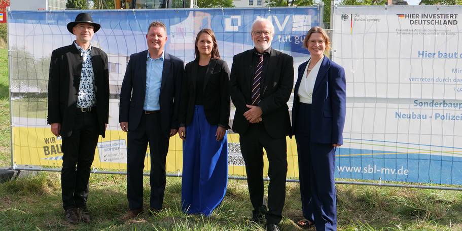 Gemeinsam für das neue Polizeidienstgebäude - Ausdruck vertrauensvoller Zusammenarbeit bei der Planung und Umsetzung (von links): Architekt Maik Buttler (buttler architekten GmbH), Frank Meyer (Dezernatsleiter SBL NB), Christiane Schult (Projektleiterin S © 2026 SBL Neubrandenburg