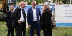 Christian Pegel (Minister für Inneres und Bau des Landes Mecklenburg-Vorpommern), Dr. Heiko Geue (Minister für Finanzen und Digitalisierung des Landes Mecklenburg-Vorpommern) und Jens Rott (Amtsleiter SBL NB) im Gespräch über das Neubauprojekt in Waren (M © 2026 SBL Neubrandenburg