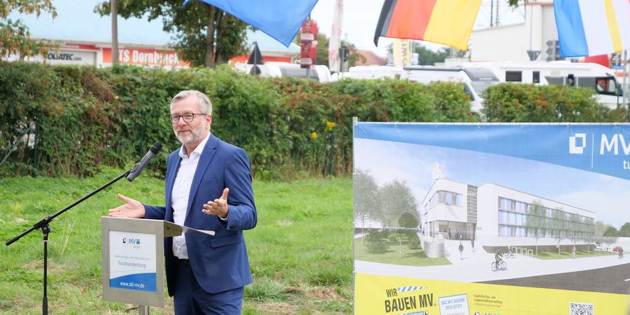 Der Minister für Finanzen und Digitalisierung des Landes Mecklenburg-Vorpommern Dr. Heiko Geue bei seinem Grußwort. © 2026 SBL Neubrandenburg