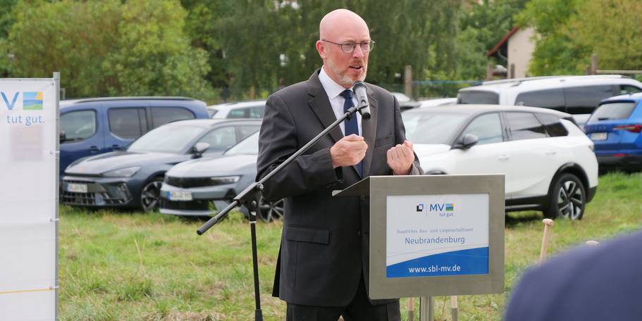 Der Minister für Inneres und Bau des Landes Mecklenburg-Vorpommern Christian Pegel hält sein Grußwort. © 2026 SBL Neubrandenburg