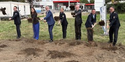 Der erste Spatenstich (von links): Tino Peisker (Leiter Polizeiinspektion), Christiane Schult (Projektleiterin SBL NB), Dr. Heiko Geue (Minister für Finanzen und Digitalisierung des Landes Mecklenburg-Vorpommern), Kathrin Jähner (Hauptrevierleiterin PHR W © 2026 SBL Neubrandenburg