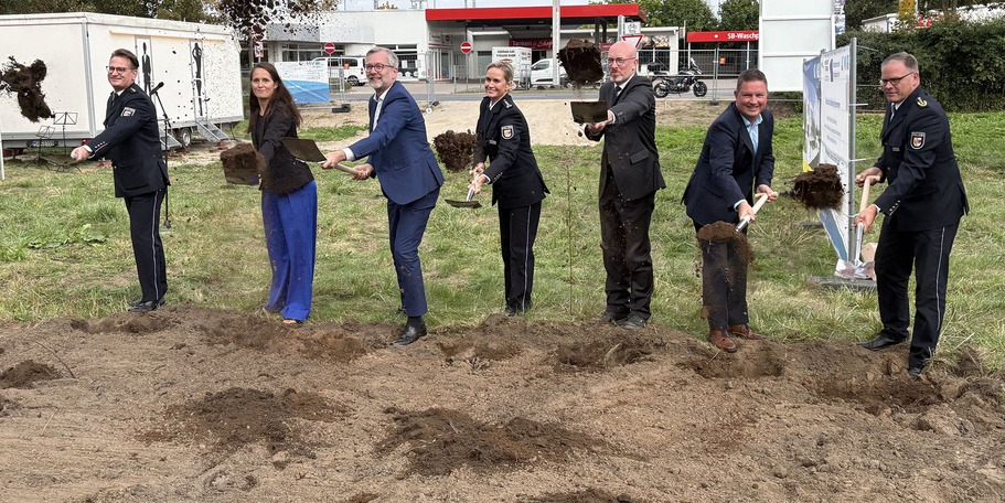 Der erste Spatenstich (von links): Tino Peisker (Leiter Polizeiinspektion), Christiane Schult (Projektleiterin SBL NB), Dr. Heiko Geue (Minister für Finanzen und Digitalisierung des Landes Mecklenburg-Vorpommern), Kathrin Jähner (Hauptrevierleiterin PHR W © 2026 SBL Neubrandenburg