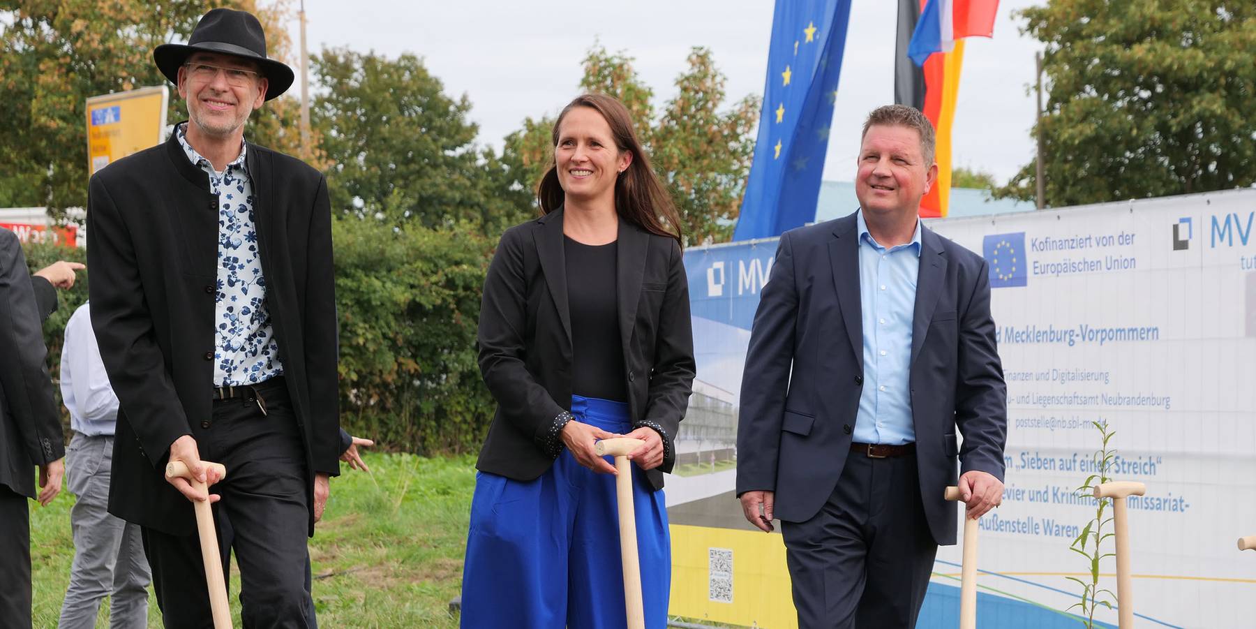 Maik Buttler, Christiane Schult und Frank Meyer gemeinsam an den Spaten - ein symbolisches Bild für gute und vertrauensvolle Zusammenarbeit bei der Planung und Umsetzung des Neubauprojektes. © 2026 SBL Neubrandenburg