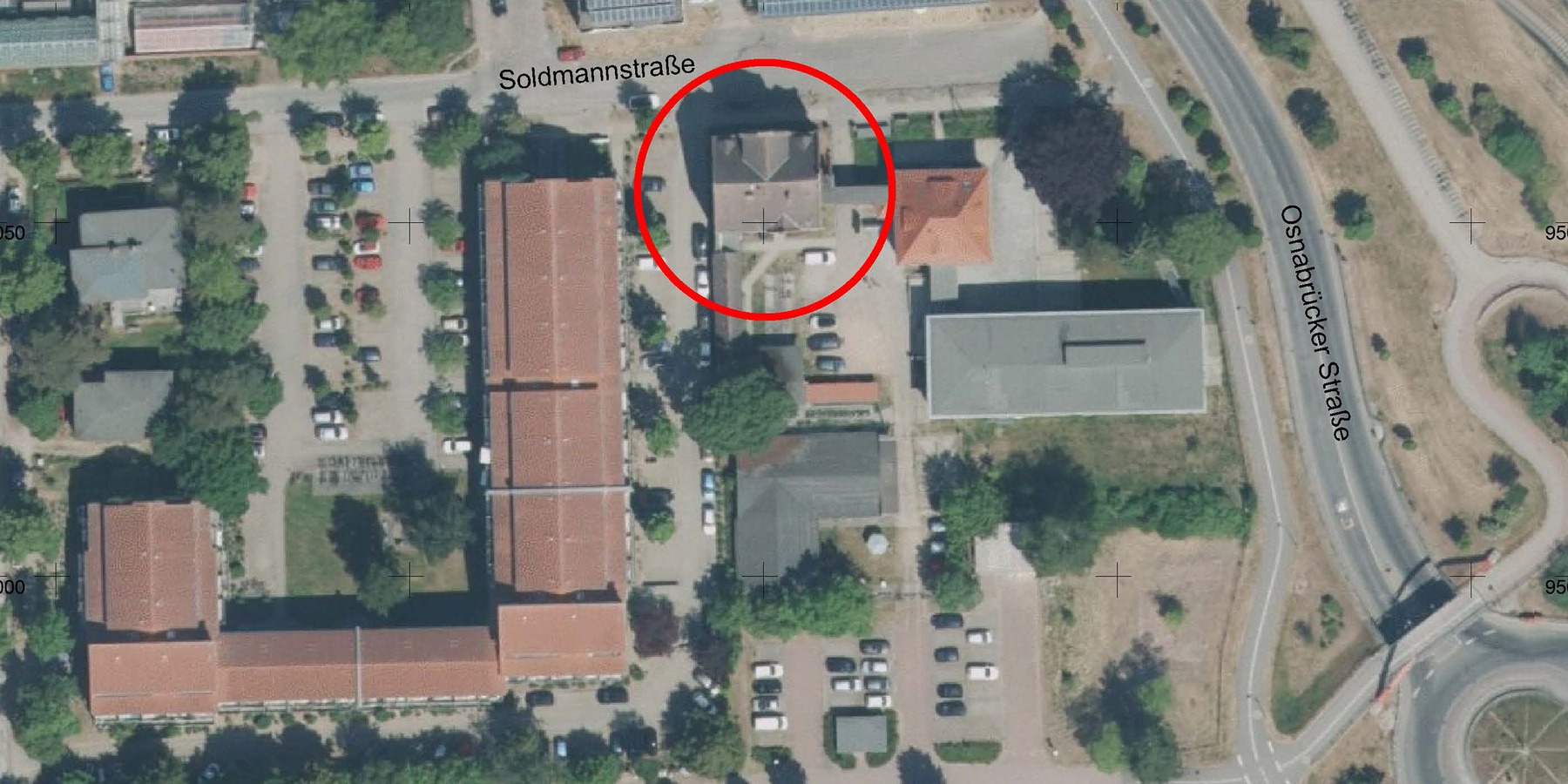 Luftbild mit Kennzeichnung des zu sanierenden Altbaus © 2025 GeoBasis-DE/M-V